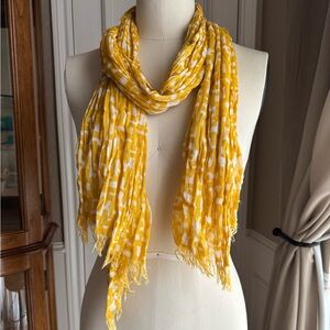 Yellow and white gauzy scarf